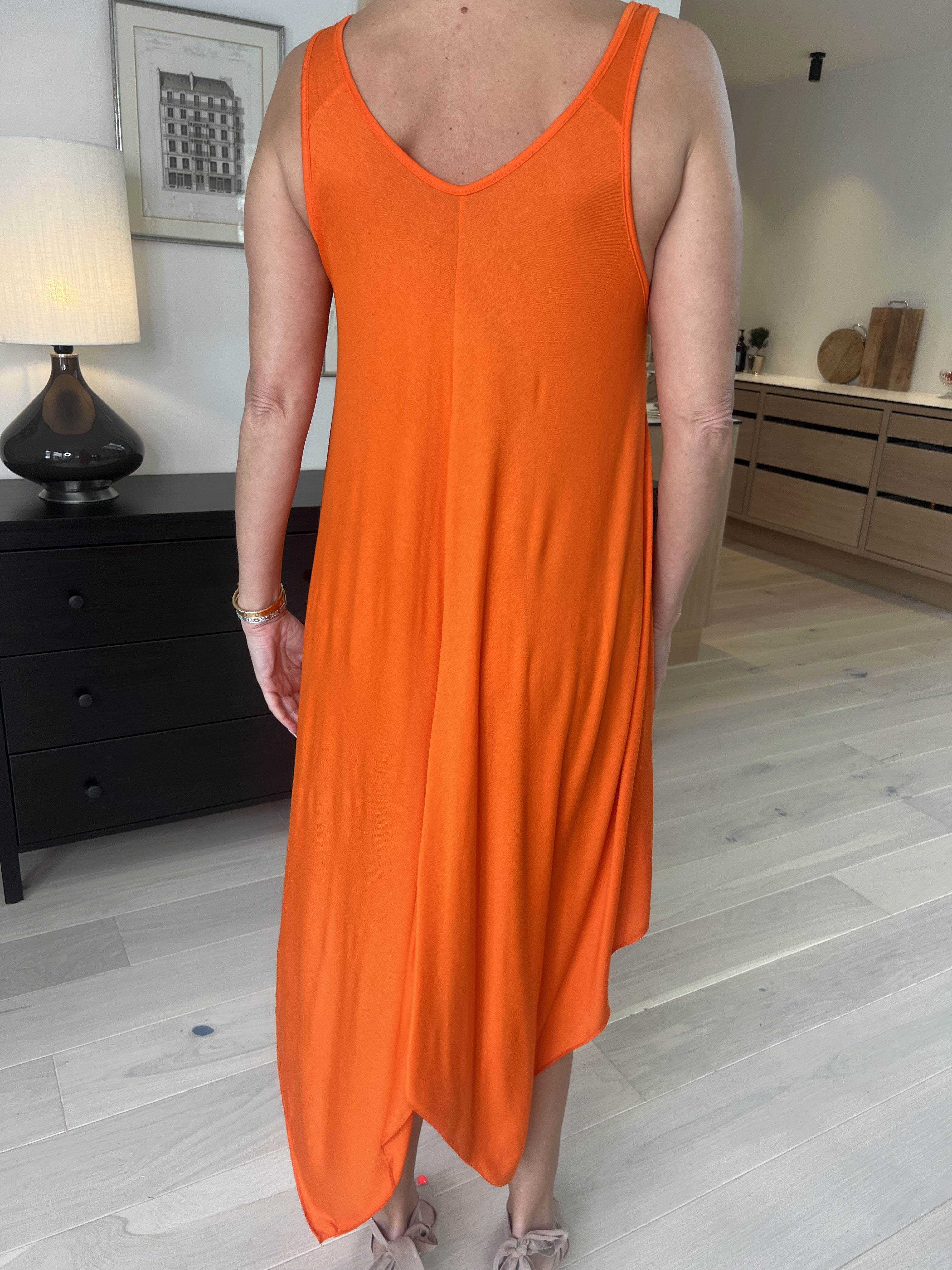 Veronica - Enfärgad sommarklänning med breda axelband